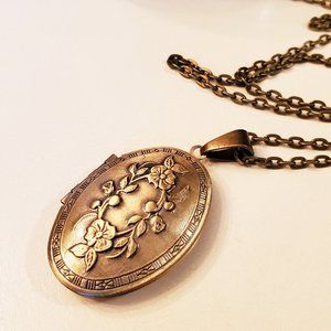 Vintage style Carved Photo locket Pendant /Romantic Memory Photo Necklace copper